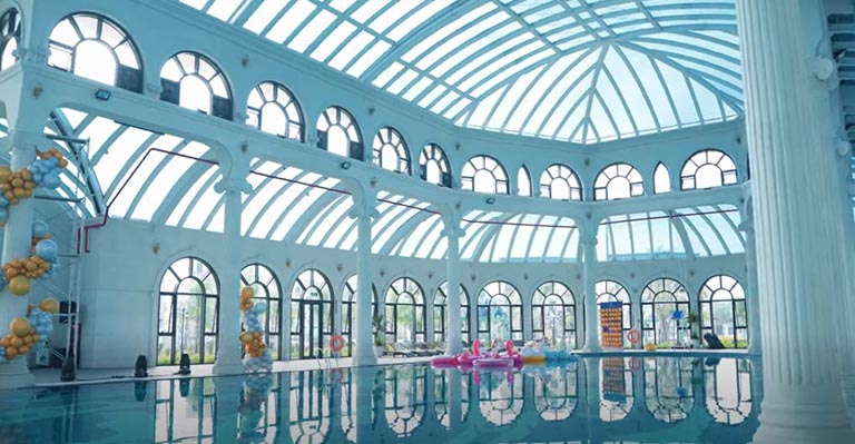 KHÁM PHÁ BỂ BƠI PHA LÊ: Bốn mùa tận hưởng mọi khoảnh khắc trong xanh 2 be boi pha le bon mua vinhomes royal island 2