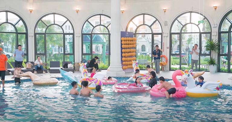 KHÁM PHÁ BỂ BƠI PHA LÊ: Bốn mùa tận hưởng mọi khoảnh khắc trong xanh 5 be boi pha le bon mua vinhomes royal island 7