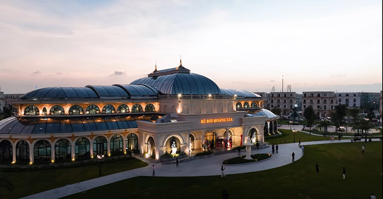 KHÁM PHÁ BỂ BƠI PHA LÊ: Bốn mùa tận hưởng mọi khoảnh khắc trong xanh 8 be boi pha le bon mua vinhomes royal island 8