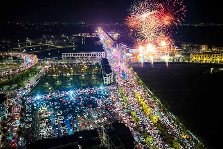 KHOẢNH KHẮC CHUYỂN GIAO NĂM MỚI 2026 ĐẦY KIÊU HÃNH TRÊN “ĐẢO TỶ PHÚ” VINHOMES ROYAL ISLAND 8 chuc mung nam moi vinhomes royal island 1