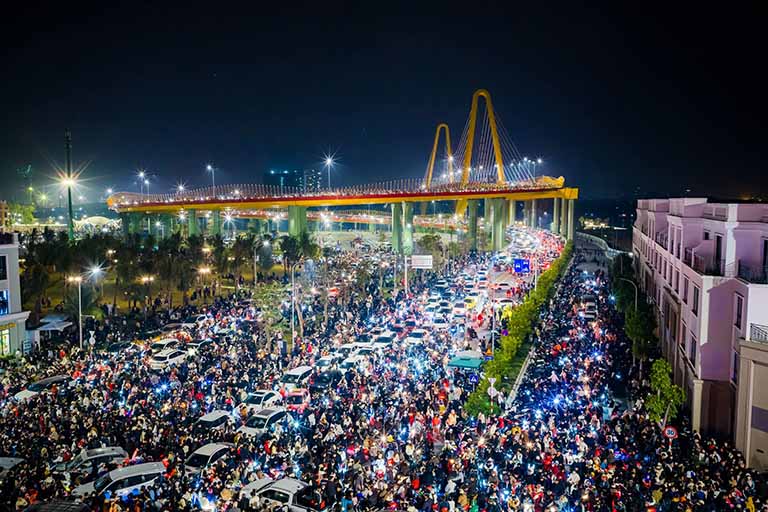 KHOẢNH KHẮC CHUYỂN GIAO NĂM MỚI 2026 ĐẦY KIÊU HÃNH TRÊN “ĐẢO TỶ PHÚ” VINHOMES ROYAL ISLAND 9 chuc mung nam moi vinhomes royal island 4