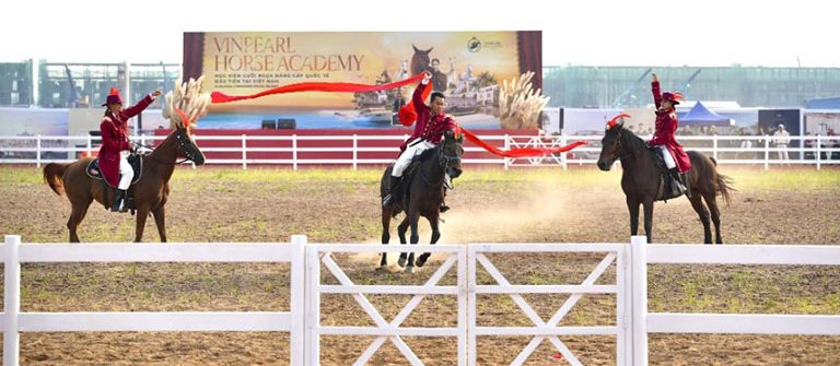 thien ma but pha mo xuan hoang gia vinhomes royal island 2 e1769080822676