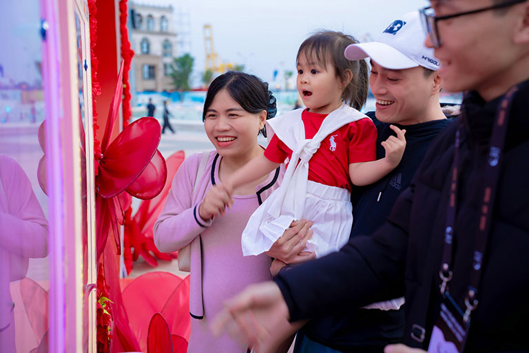 Sắc Hoa và Giai Điệu | Hành trình tôn vinh Phái Đẹp tại Vinhomes Royal Island 6 vinhomes royal island su kien thang 3 6